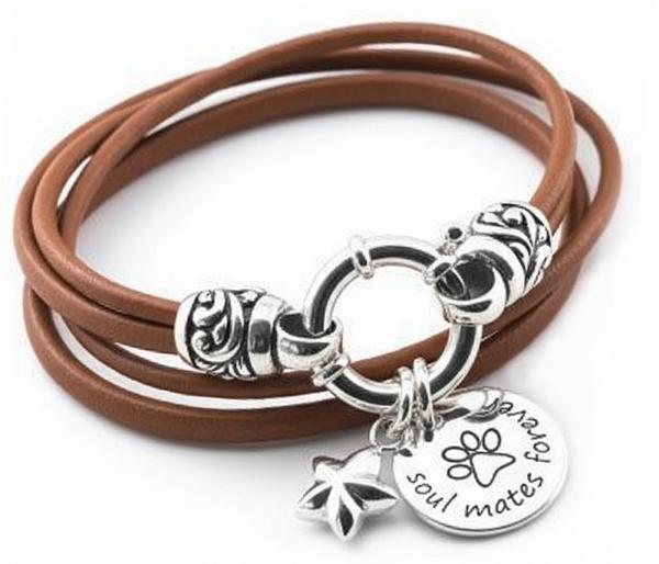 braunes lederarmband mit gravur Anhänger