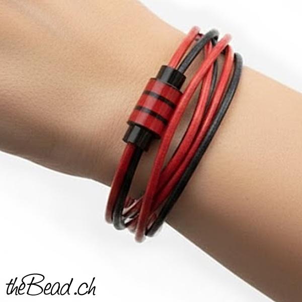 schwarz und rotes armband