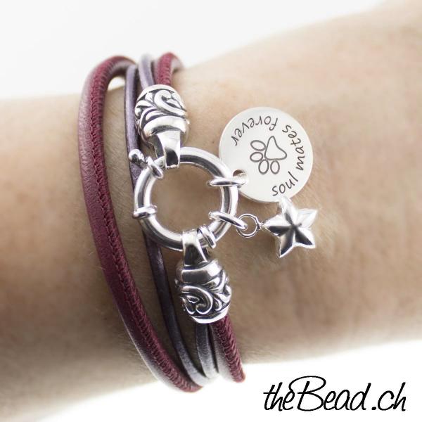 burgundy lederarmband mit gravuranhaenger