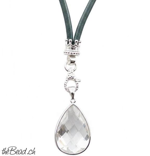 Lederhalskette mit Kroenchen und Bergkristall aus Silber
