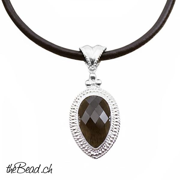 Lederhalskette mit grossem Rauchquarz Anhänger