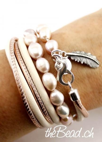 geschenkidee perlen und echtperlen sowie feder anhänger venus flower pendant bracelet theBead wickelarmband