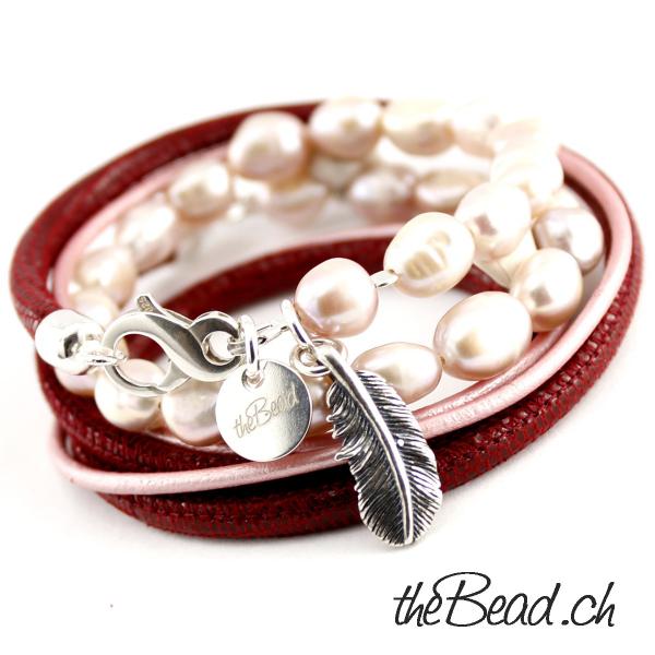 geschenkidee perlen und echtperlen sowie feder anhänger venus flower pendant bracelet theBead wickelarmband