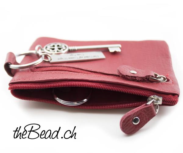 rotes Schlüsseletui mit Gravur Anhänger und Kleeblatt Schlüssel aus Leder von thebead