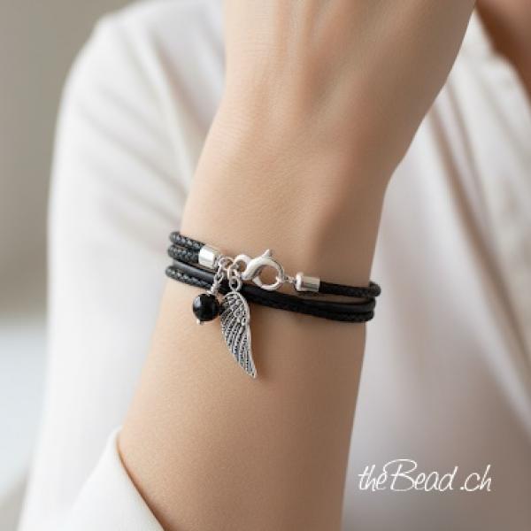 schwarzes Armband mit silberflügel anhänger