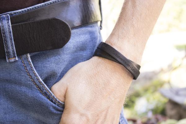 gravur armband schwarz be yourself mit positiven affirmationen