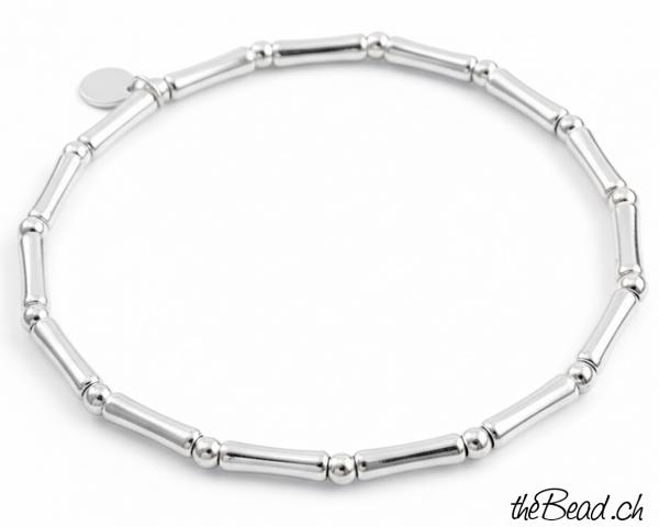 Silberarmband auf elastischem Band