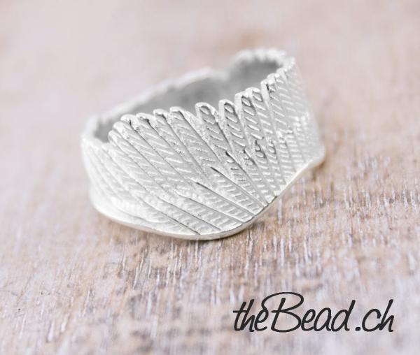 Fingerring mit flügel und feder und 925 silber