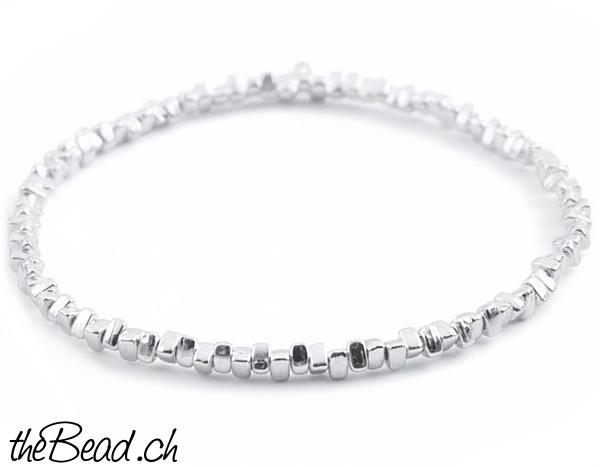 Silberarmband auf elastischem Band