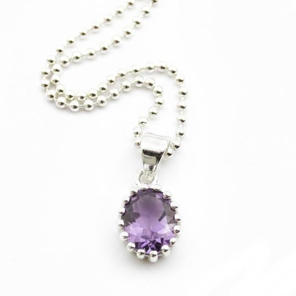 facettierter Amethyst mit Silberhalskette