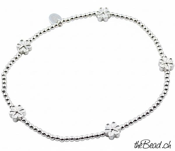 Silberarmband auf elastischem Band