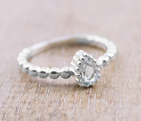 Silber Fingerring mit blauem topas