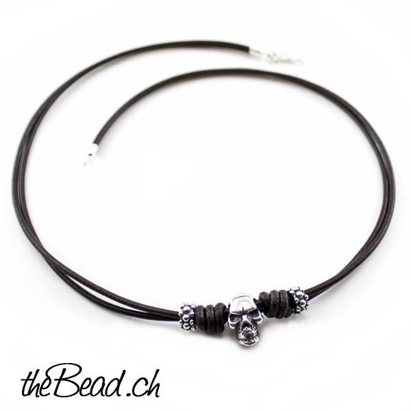 thebead leather necklace with skull beaad