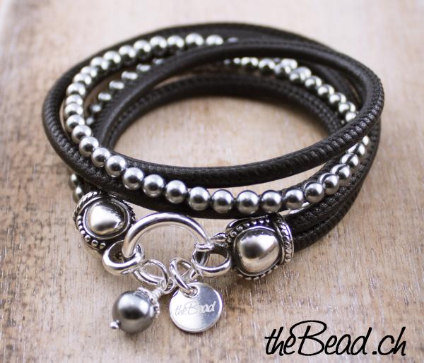 lederarmband mit muschelkern perlen und anhaenger